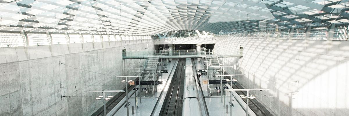 Züge im Bahnhof - HellermannTyton bietet zertifizierte Produkte für den Schienenfahrzeugbau