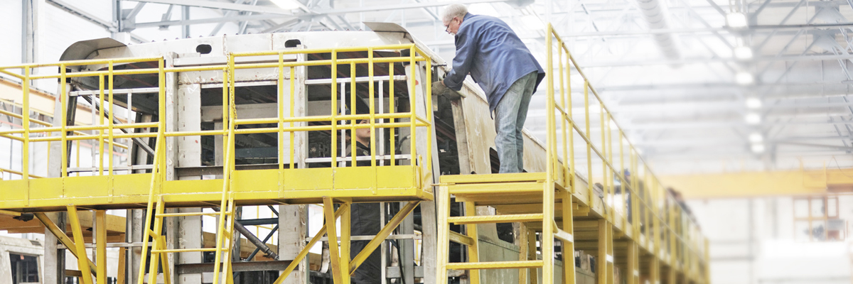 Schienenfahrzeugbau in der Halle mit Produkten von HellermannTyton