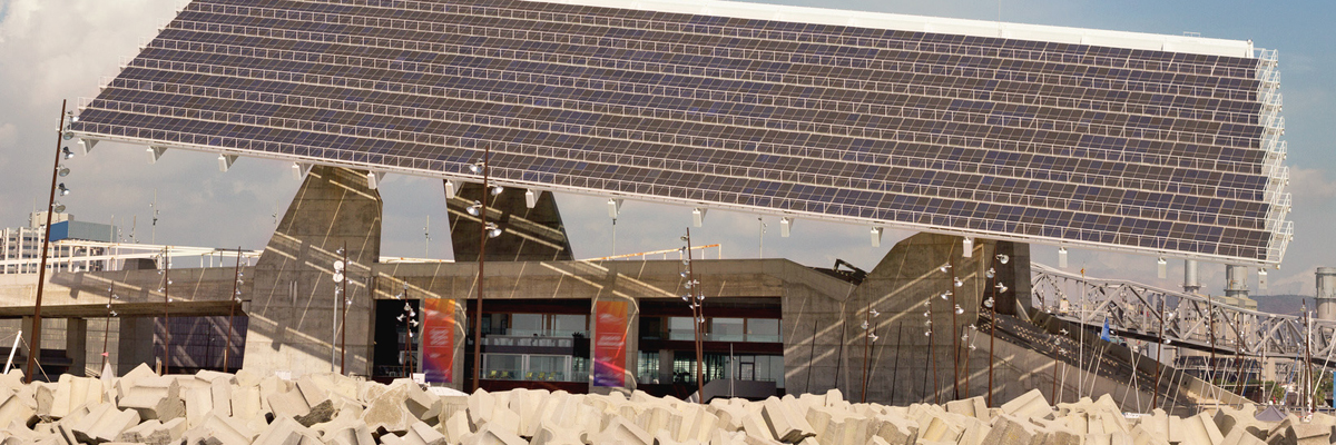 Modernes Gebäude mit Solartechnik