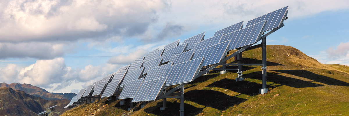 Pro Photovoltaik-Anlage werden viele Kabelbinder verbaut