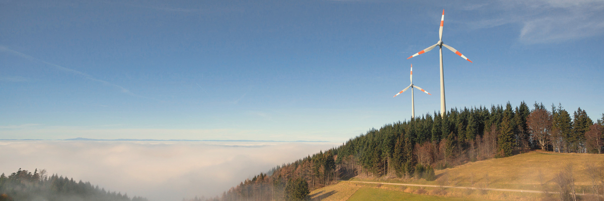 Windkraftanlage mit Hügeln