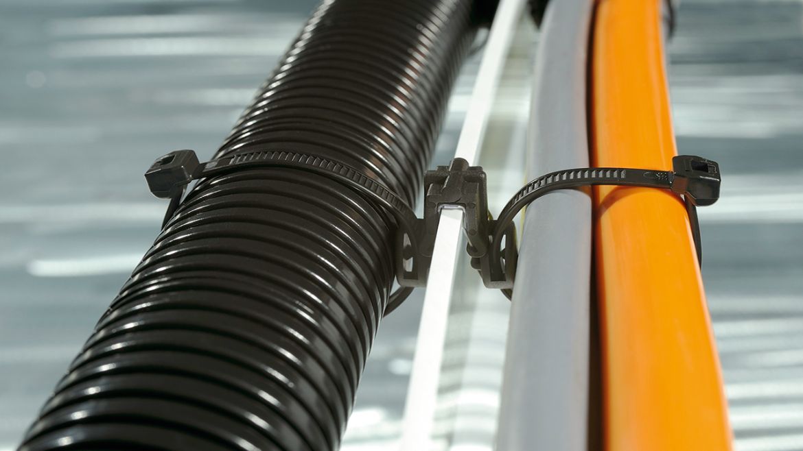EdgeClips erweisen sich als ideales Mittel zur Befestigung von Kabeln, sobald sie die Kabelträger verlassen