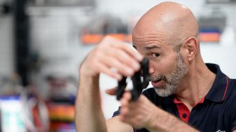 FAQ: So befestigen Sie Kabel sicher und ohne Schrauben an Kanten