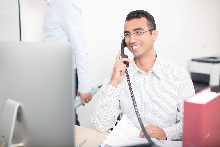 HellermannTyton Mitarbeiter am Telefon