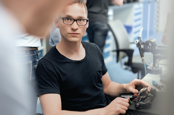 Techniker entwickelt Autotool 2000 CPK