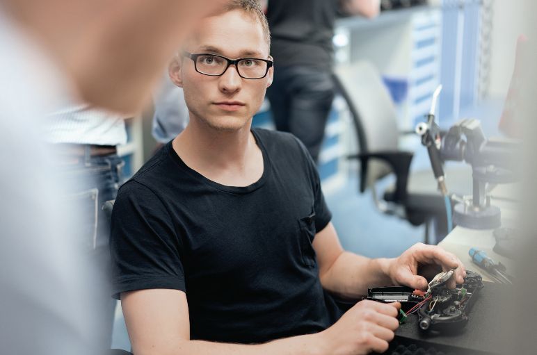 Techniker entwickelt Autotool 2000 CPK