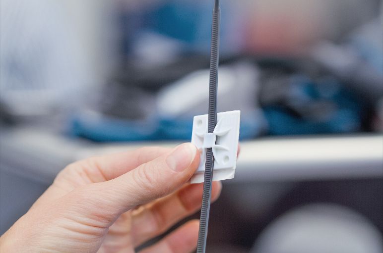 Kabelführung mit schraubbaren Sockeln