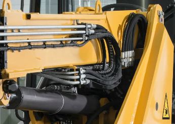 Warum sich der Schutz von Hydraulikleitungen auszahlt – für die Sicherheit Ihrer Mitarbeiter und fürs Portmonee