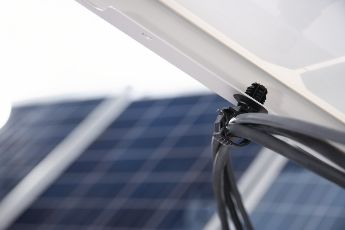 Wie man Kabel richtig an Solarmodulen befestigt