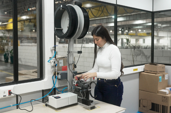 Frau bei der Nutzung des automatischen Kabelbindesystems ATS flex
