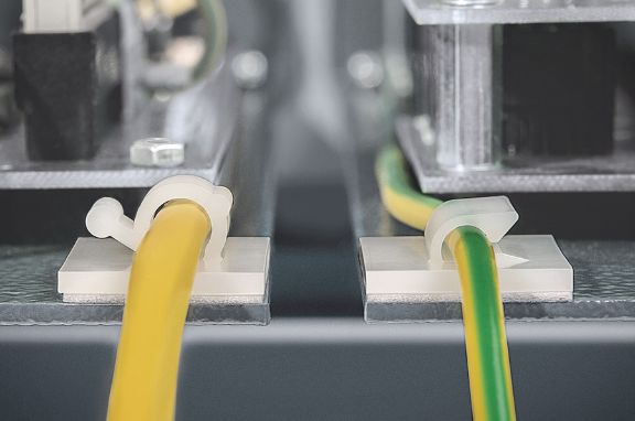 Einteilige selbstklebende Befestigungsclips mit Kabelhalterung