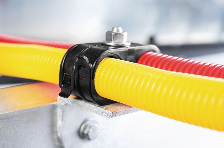 Befestigungsclips zur Parallelführung mehrerer Kabel oder Rohre