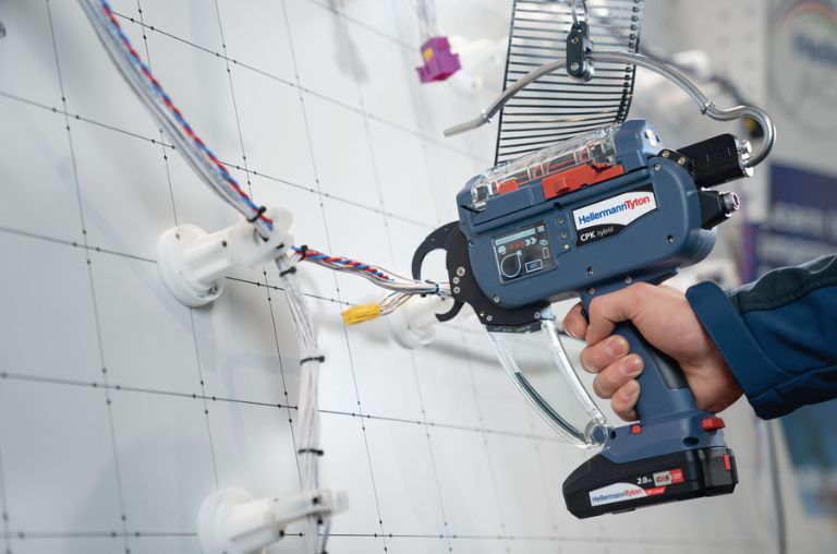 Automatisierte Kabelbündelung mit dem Autotool CPK hybrid