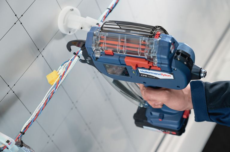 Automatisierte Kabelbündelung mit dem Autotool CPK hybrid