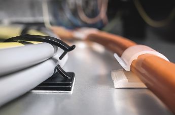 Kabelclips, die Kabel durch Verengung am Clip festhalten