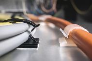 Kabelclips, die Kabel durch Verengung am Clip festhalten
