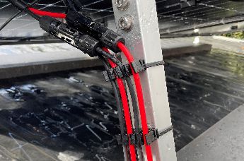 Mehrfachkabelführung sowie Zugentlastung in Solaranlagen