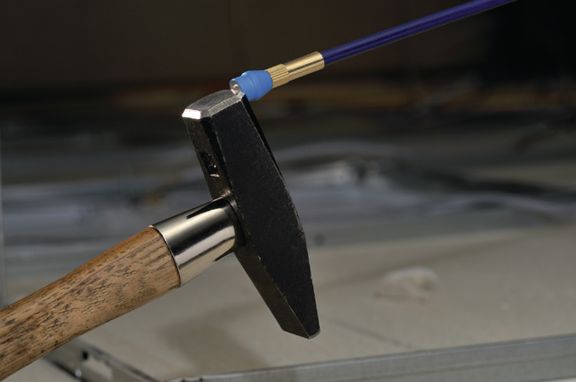 Magnet, der Hammer anzieht