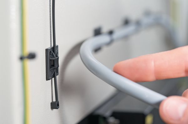 Leichte 4-Wege-Klebesockel helfen dabei Gewicht zu reduzieren