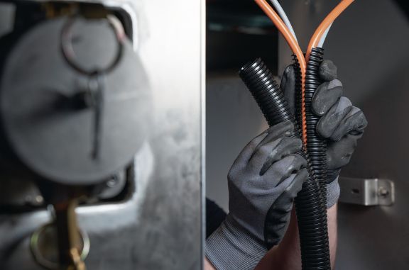 HelaGuard HG-DC doppelt geschlitzter Schutzschlauch ist ideal einsetzbar, wo nachträglicher Einbau erforderlich ist.