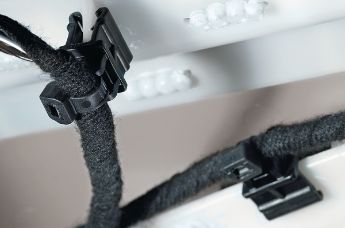 Kantenclip an Kante befestigt, hält Kabel mit Kabelbinder zusammen