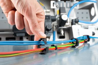 Mehrere Kabelclips dienen zur Organisation verschiedener Kabel