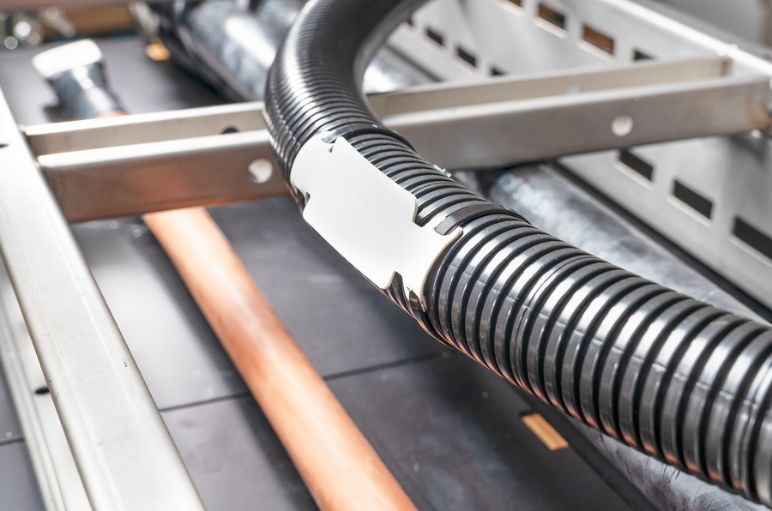 Flexibler RFID-Hardtag passt sich seinem Untergrund an und kann sowohl im Innen- als auch im Außenbereich eingesetzt werden.