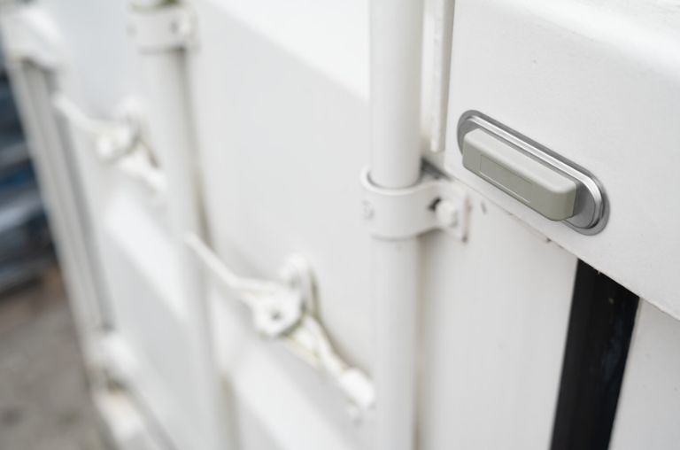 Extrem widerstandsfähiger UHF-RFID-Transponder (ToughLine) zur Befestigung mit Schrauben, Nägeln oder Bolzen.