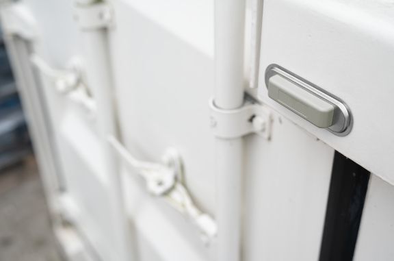 Extrem widerstandsfähiger UHF-RFID-Transponder (ToughLine) zur Befestigung mit Schrauben, Nägeln oder Bolzen.
