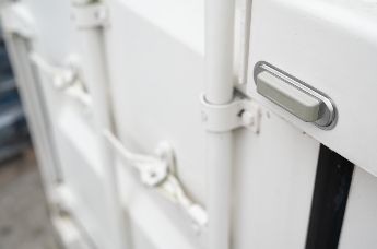 Extrem widerstandsfähiger UHF-RFID-Transponder (ToughLine) zur Befestigung mit Schrauben, Nägeln oder Bolzen.