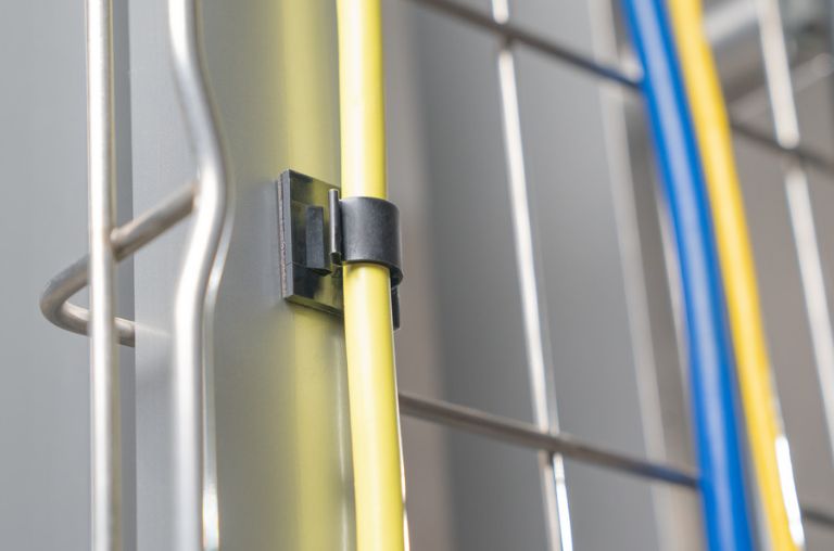 Kabelbefestigung mithilfe eines magnetischen Clips