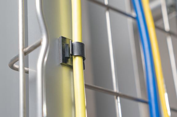Kabelbefestigung mithilfe eines magnetischen Clips