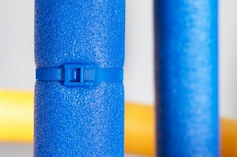 Kabelbinder mit flachem Kopf werden nicht nur wegen ihrer Farbvielfalt häufig auf Kinderspielplätzen eingesetzt.