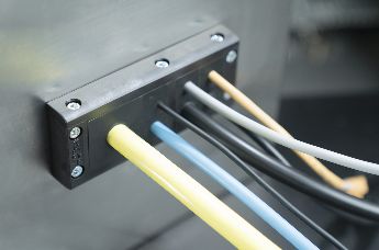 Kabeldurchführung: modular, für bis zu 40 Kabel mit nur einem Rahmen