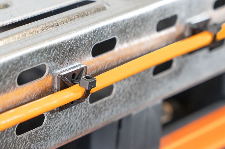 Magnetischer Kabelsockel, der an einer Eisen-Oberfläche haftet