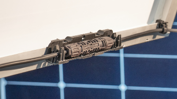 Kabelhalter für MC4-Solarsteckverbinder montiert auf einer Photovoltaikanlage