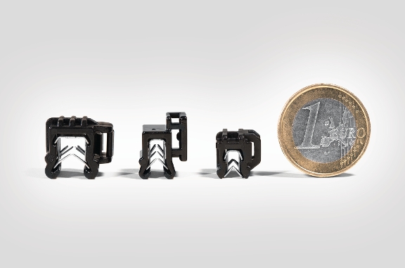 Kantenclips und Mini EdgeClip in unterschiedlichen Größen im Vergleich zu einer 1-Euro-Münze