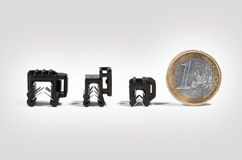 Kantenclips und Mini EdgeClip in unterschiedlichen Größen im Vergleich zu einer 1-Euro-Münze