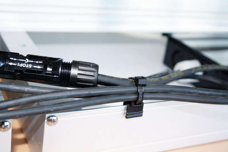 Kantenclips für Kabel in Solaranalagen