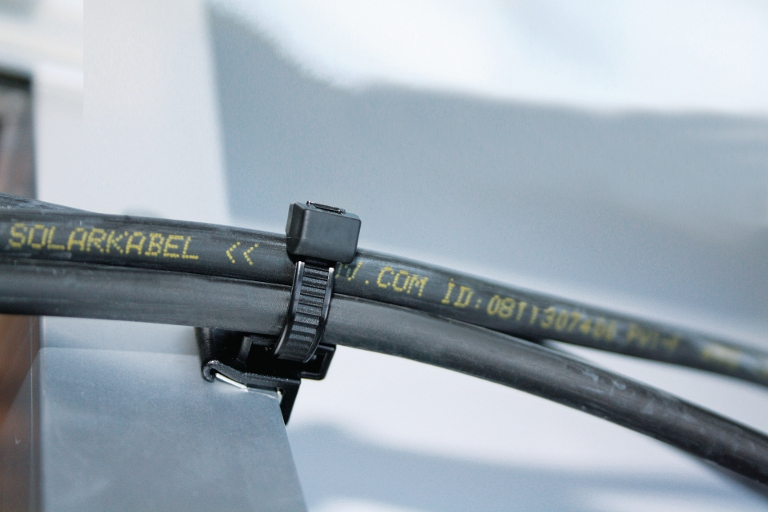 UV-beständige Kantenclips für Kabel in Solaranlagen