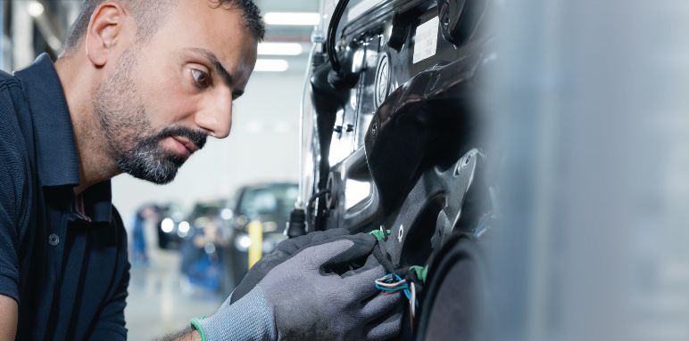 Mann arbeiten im Auto